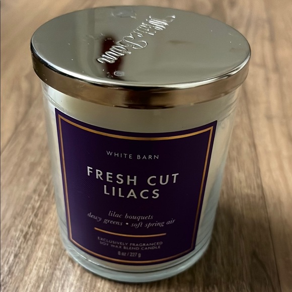 White Barn Fresh Cut Lilacs Candle - Picture 1 of 3